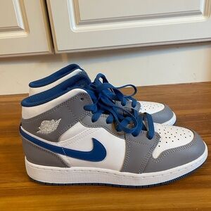 EUC Air Jordan 1 MID in cement grey/white/true blue. Youth 5.5, women’s 7